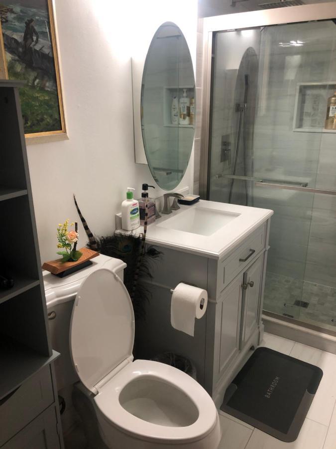 Private Room With Private Full Bathroom Chicago Exterior photo